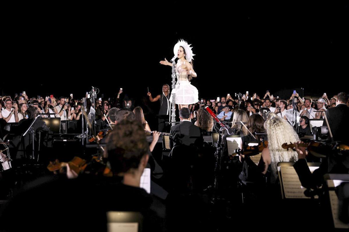 La cantante Rosalia durante el concierto que ha ofrecido este lunes en el Palau Sant Jordi de Barcelona. EFE / Christian Bertrand / Live Nation. ***SOLO USO EDITORIAL / SOLO USO DISPONIBLE PARA ILUSTRAR LA NOTICIA QUE ACOMPAÑA/ (CRÉDITO OBLIGATORIO)***
