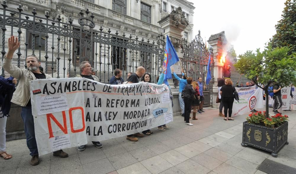 Manifestación de bomberos y trabajadores a la puerta de la Junta General del Principado