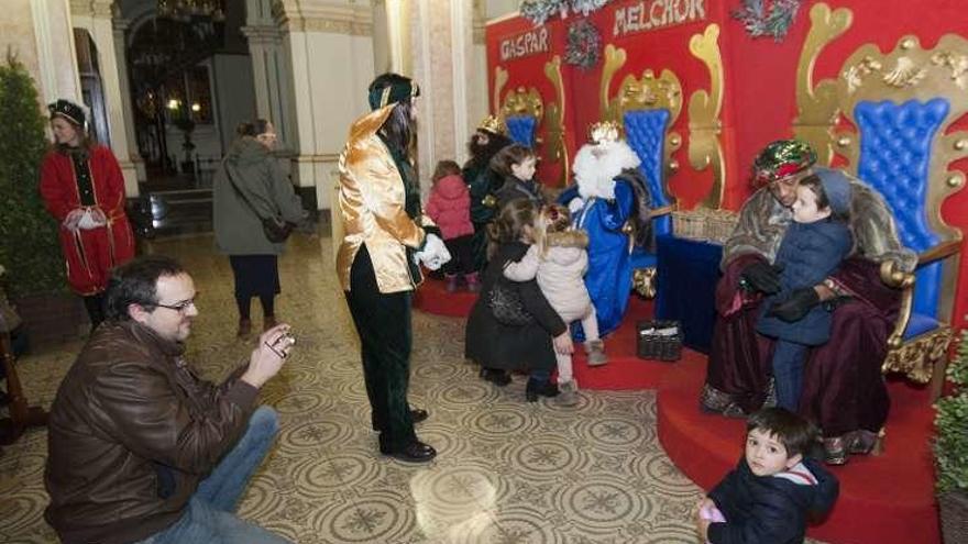 Niños con los Reyes Magos en el Palacio de María Pita.