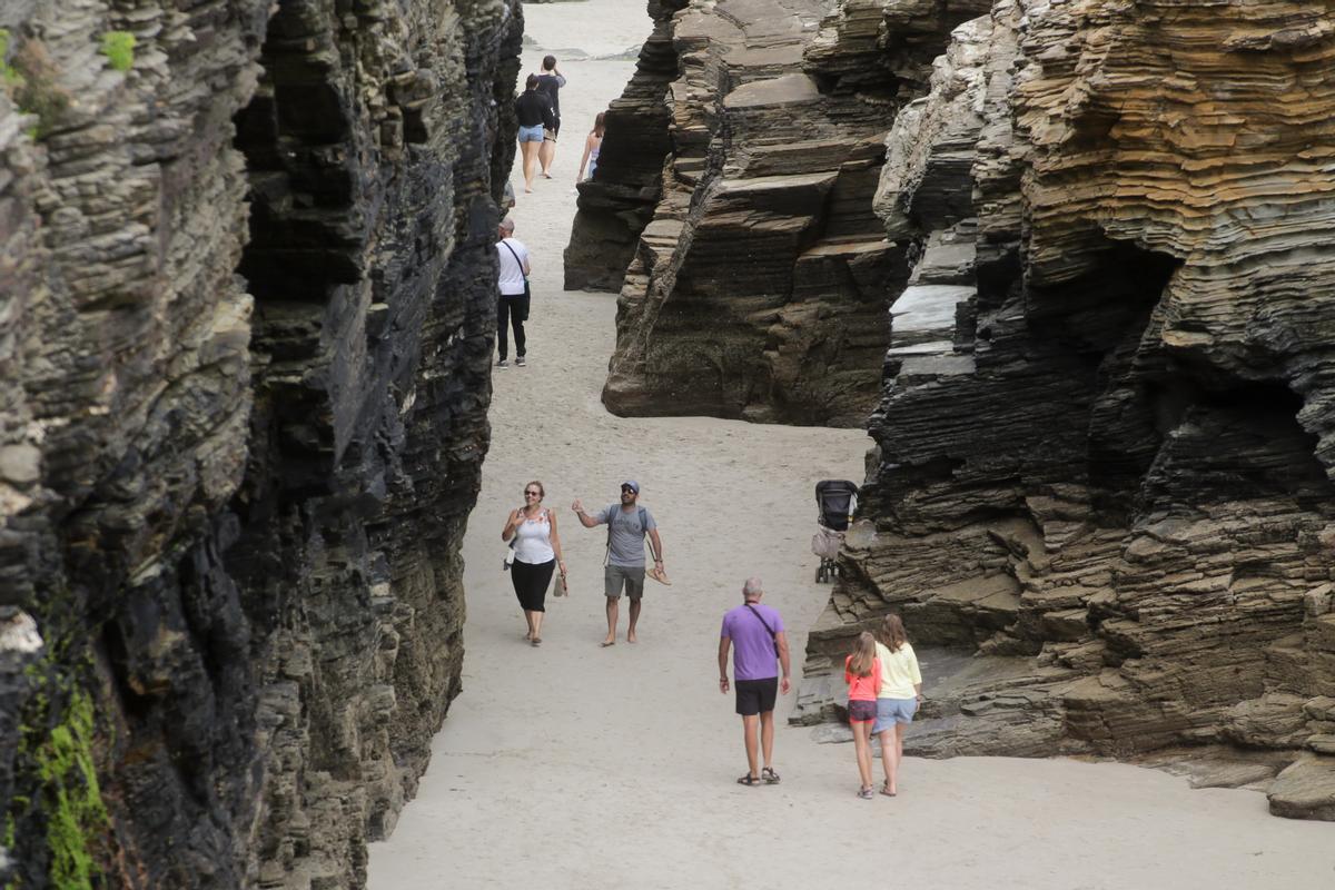 La playa de las Catedrales, en Galicia, cuelga el cartel de completo