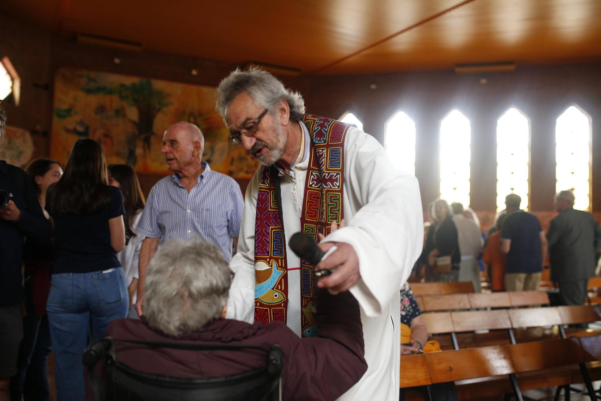 El carismático sacerdote Tino se despide de su comunidad en Cáceres