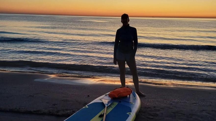 València se lanza al mar para ver el eclipse: tablas gigantes y paddle surf al atardecer