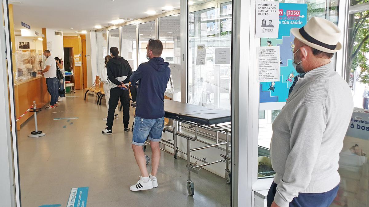 Pacientes hacen cola en la puerta de un centro de salud gallego.