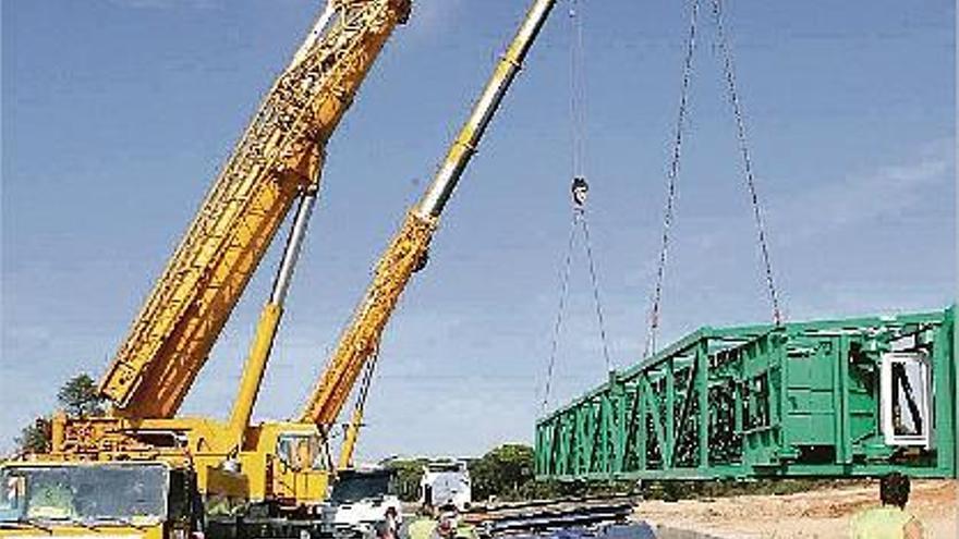 Les tasques de retirada de l&#039;estructura de ferro van obligar a tallar el trànsit per la N-II.