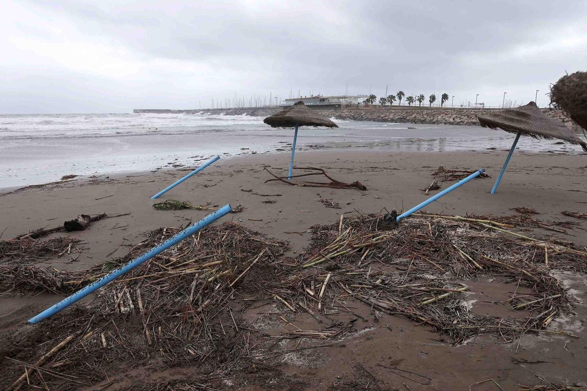 La playa de la Malvarrosa despues del temporal La playa de la Malvarrosa despues del temporal