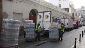 Repartidors i paradistes fan sistemàticament tasques de càrrega i descàrrega en un carrer no habilitat per fer-ho.