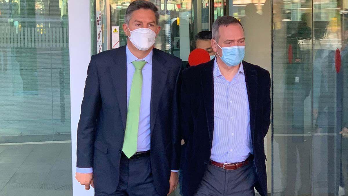 Eduardo Díaz Hervás, de la empresa Iturri, (sin corbata) saliendo de la Ciutat de la Justícia de Barcelona.