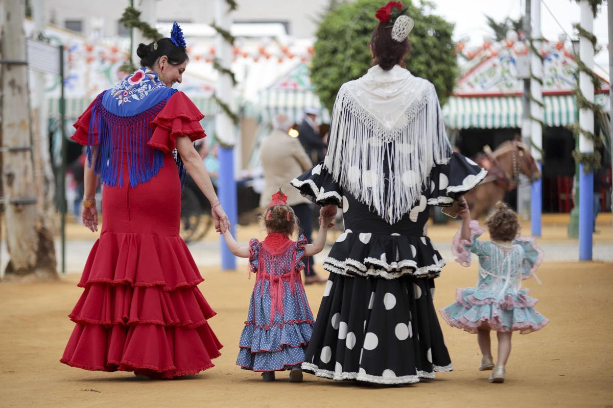 Besucher der Feria de Abril in Sevilla.