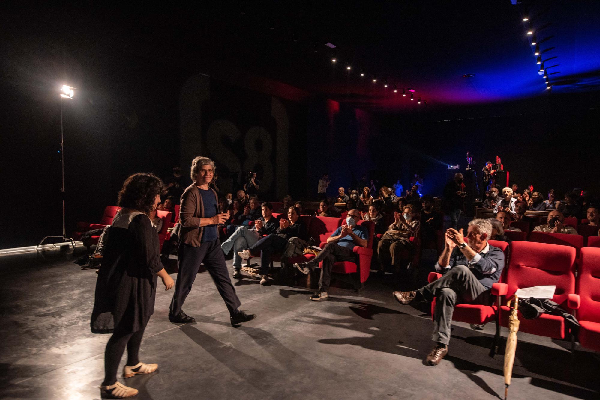 Proyecciones del festival S8 en la nave del puerto reformada para la exposición de Peter Lindbergh