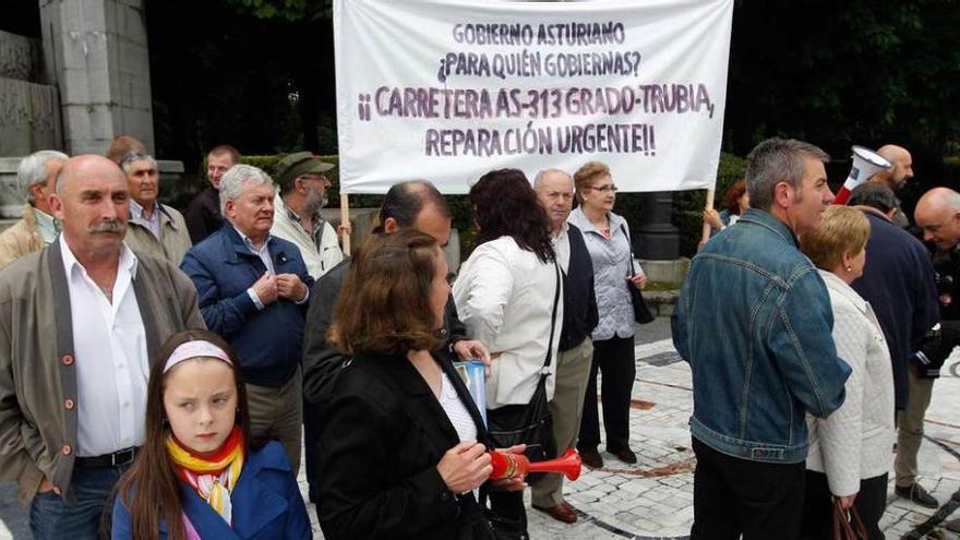 Una de las concentraciones de los vecinos de Trubia exigiendo la reparación de la carretera.