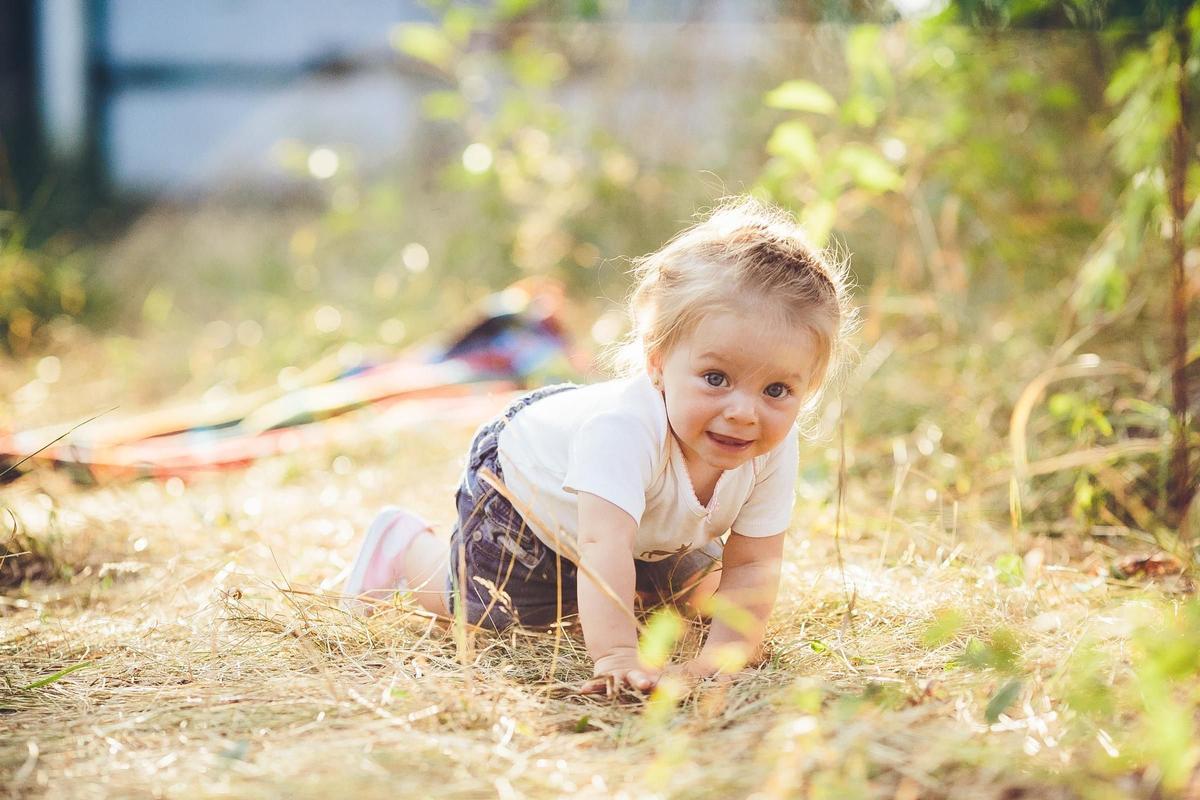niña gateando