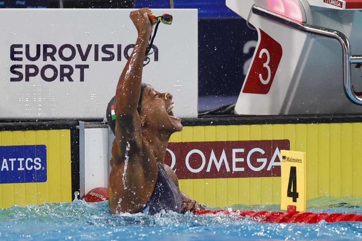 La italiana Sara Curtis celebra su récord del mundo por segunda vez en dos días.
