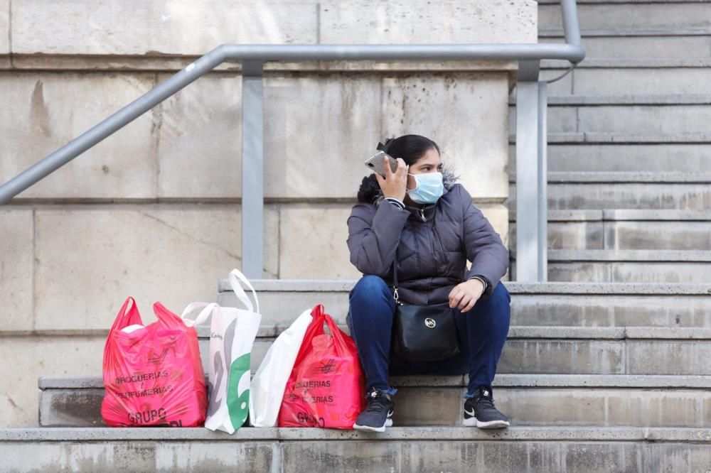 Gran afluencia y clientes con mascarillas en el Mercado Central por la amenaza del coronavirus en Alicante