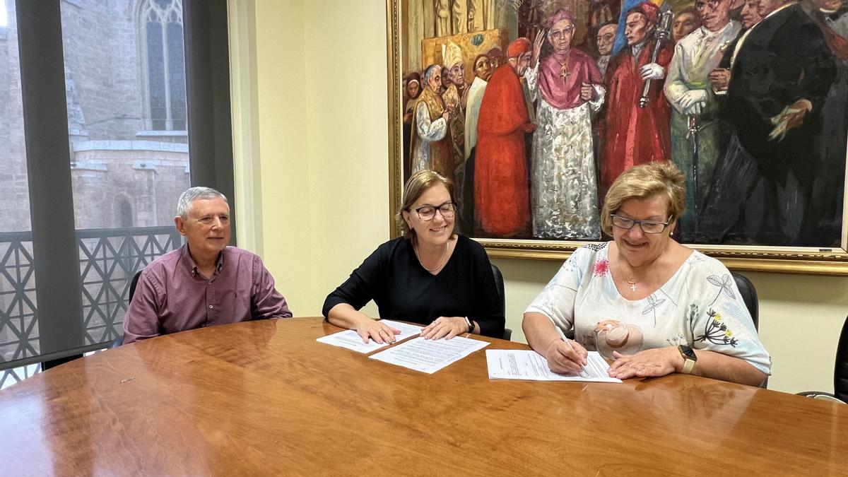 La alcaldesa, Maria Josep Safont y el concejal del de Gente Mayor, Hilario Usó, estuvieron presentes en la firma del convenio