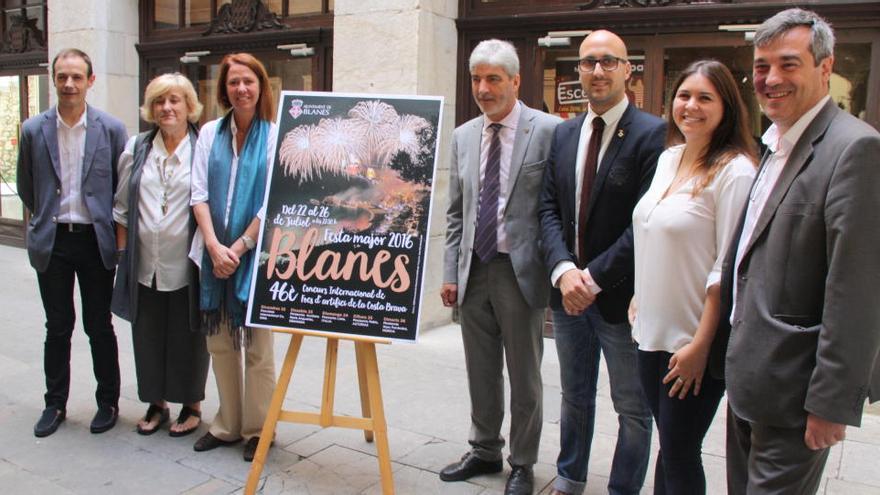 Els representants municipals de Girona, Lloret de Mar i Blanes durant l&#039;acte de presentació dels Focs de Blanes · ACN