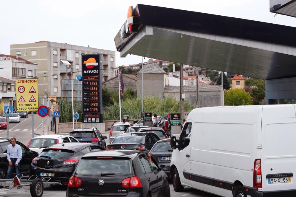 La falta de carburantes en Portugal deriva a cientos de coches a gasolineras gallegas