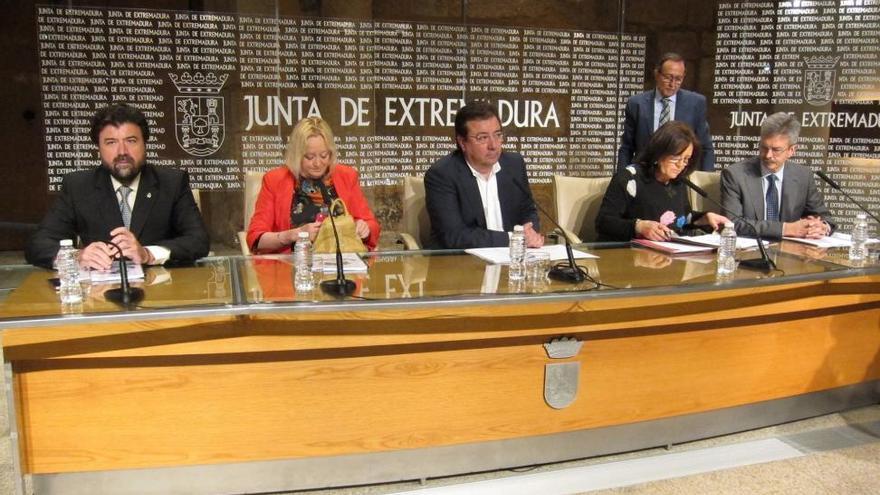 Junta, sindicatos y patronal actualizan un plan para que la industria alcance el 15% del PIB y movilizar 850 millones de inversión