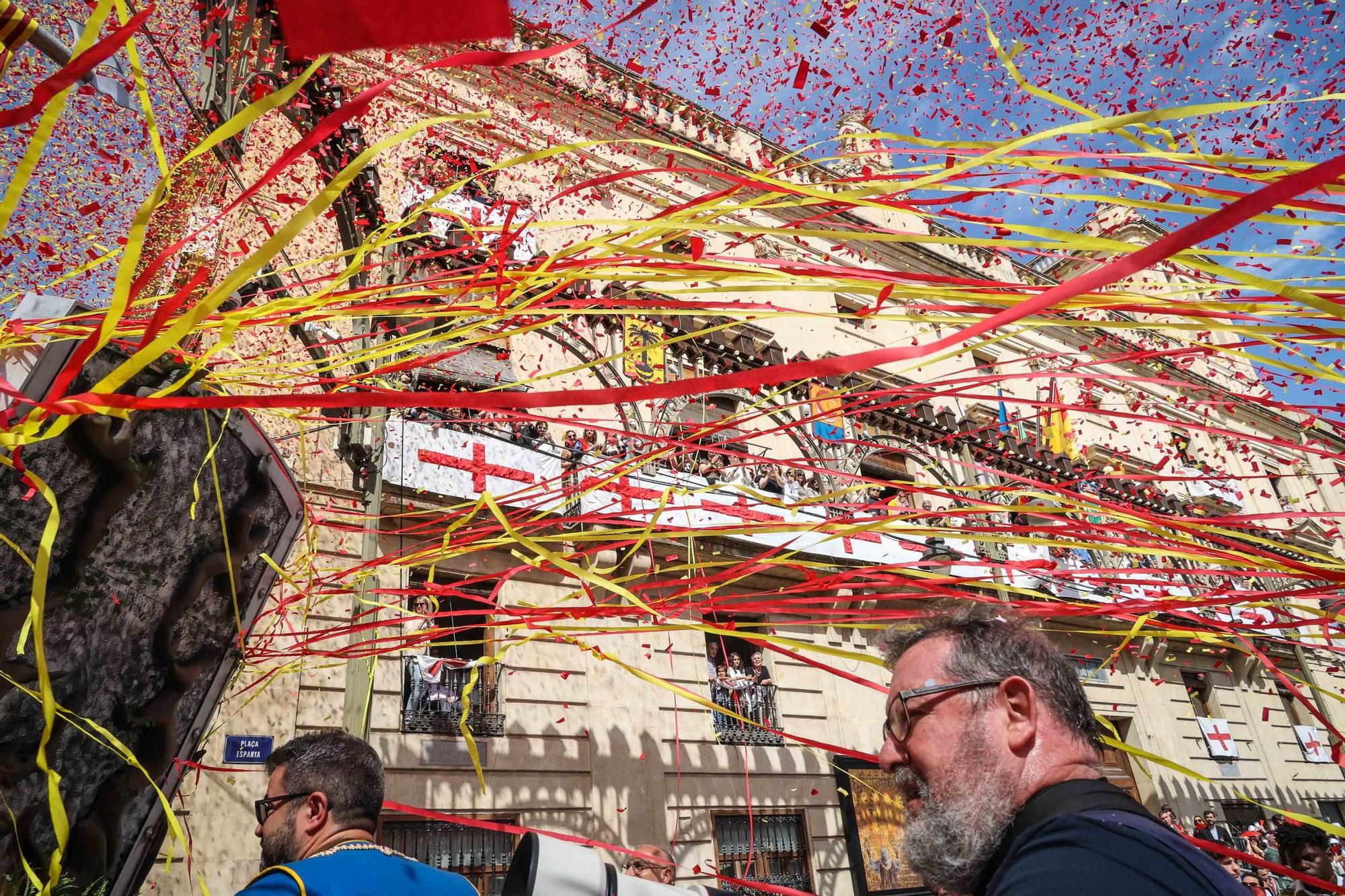Alcoy se entrega al espectáculo de las tropas cristianas