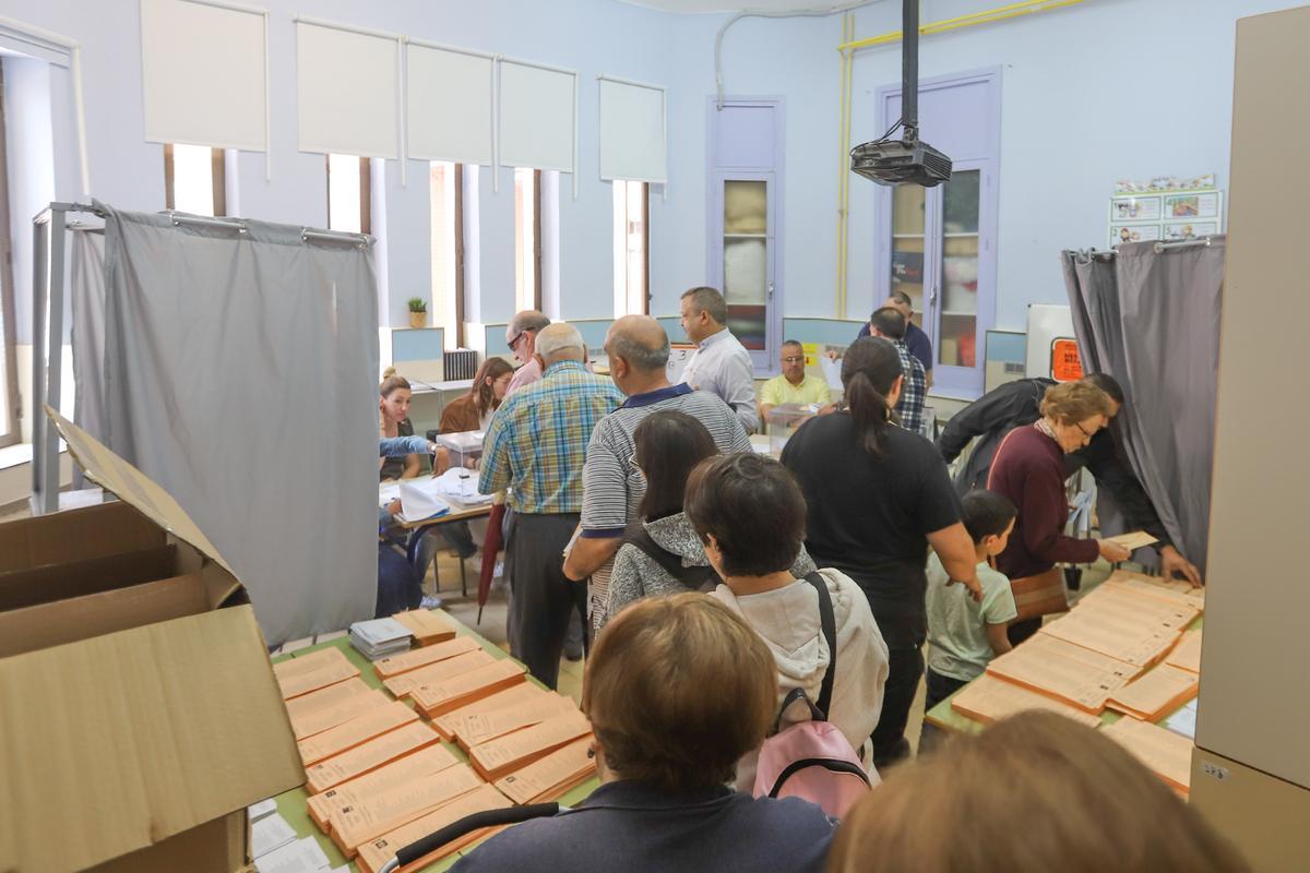 Votaciones en las elecciones municipales en un colegio del municipio