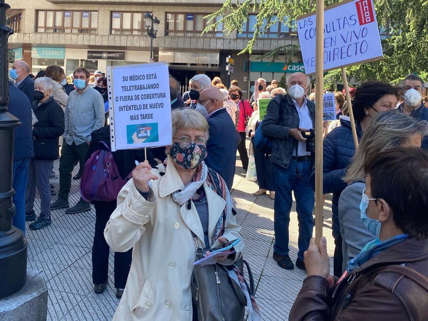 Asistentes a la protesta por la sanidad pública en Oviedo