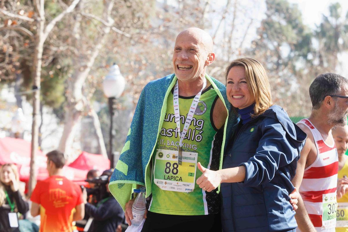 La alcaldesa Begoña Carrasco (d) recibió en la meta del pasado año 2025 del Marató bp Castelló al gerente del Patronat d'Esports de Castelló, César Lapica.