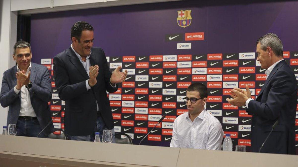 Los directivos, en pie aplaudiendo a Marc Gual