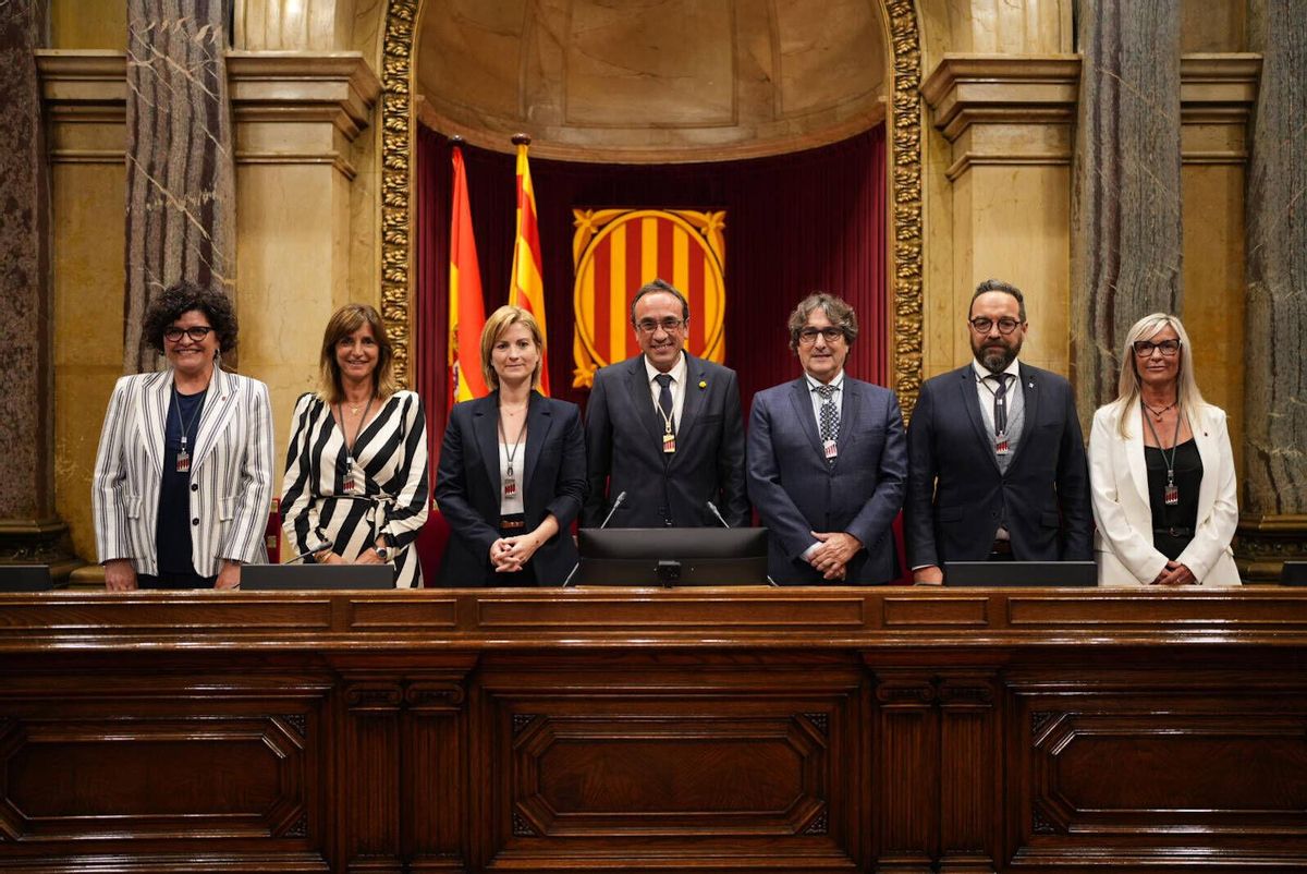 BARCELONA 10/06/2024 Política. Josep Rull Pleno de constitución del Parlament tras las elecciones del 12-M, elección de la Mesa. La presidencia la ostentará a partir de ahora el exconseller Josep Rull (Junts) (c), la vicepresidenta primera de la cámara es Raquel Sans (ERC) (3i), mientras que David Pérez (PSC) (3d) pasa a ser el vicepresidente segundo, la secretaria primera será Glòria Freixa de Junts (2i); el secretario segundo será Juli Fernàndez de ERC (2d);la secretaria tercera será par Rosa Maria Ibarra del PSC (i) y Judtih Alcalà del PSC (d). FOTO de ZOWY VOETEN