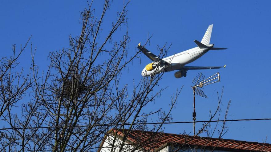 Un avión sobrevuela O Burgo. | // VÍCTOR ECHAVE