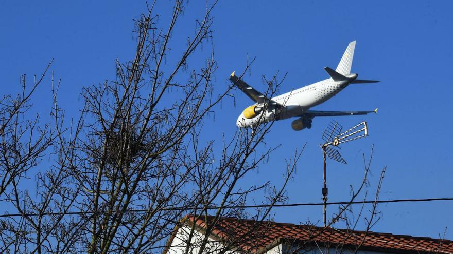 Un avión sobrevuela O Burgo.   | // VÍCTOR ECHAVE