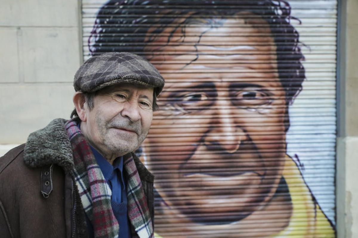 José Antonio Cordero, amb el seu retrat pintat en la persiana del bar Sal i Pebre, al carrer Pere IV.