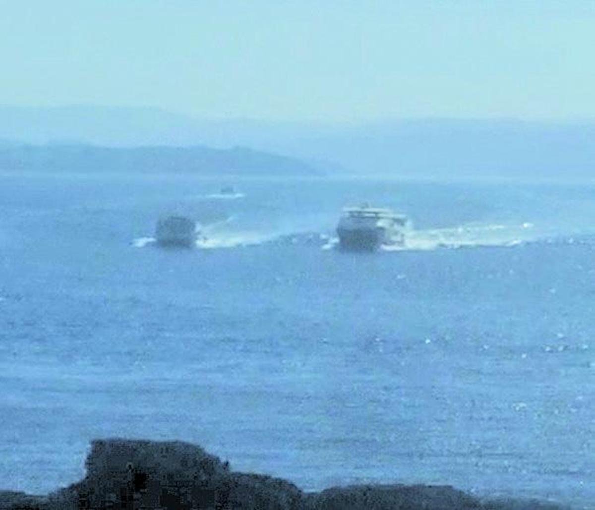 La secuencia de la arriesgada maniobra de llegada al muelle de Ons.