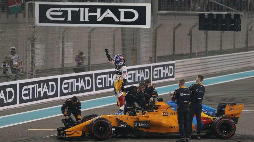 Fernando Alonso se despide del público de Yas Marina. // Hamad i Mohammed
