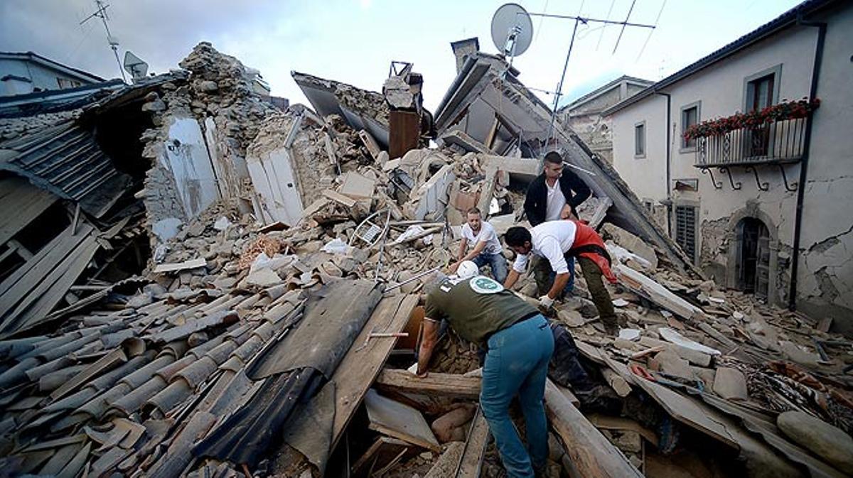 Els equips de rescat treballen després del terratrèmol d’Itàlia.