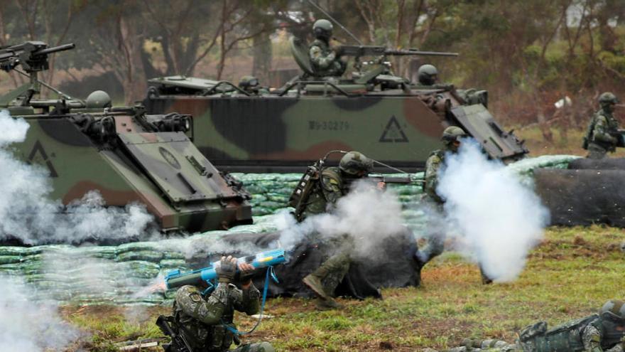 Una imagen de archivo en la que se ve cómo soldados taiwaneses participan en un simulacro militar en Hualien.
