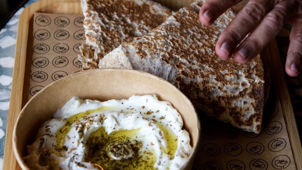 Labneh y toppings: el bocado cremoso que acompaña el recetario familiar de Makan.