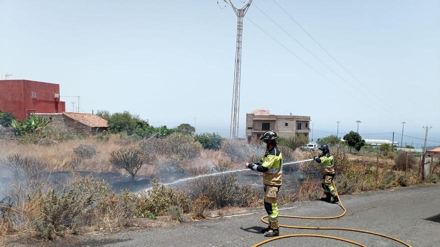 Controlan un conato de incendio en una zona residencial de Santa Cruz de Tenerife bajo alerta por riesgo forestal