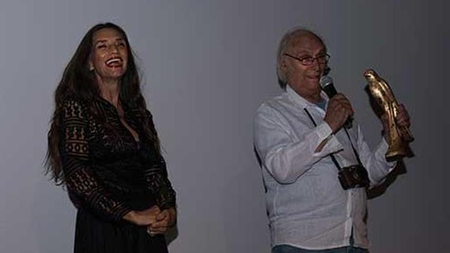 El cineasta recibió un Falcó D´Or, premio del certamen, por parte de la actriz Ángela Molina.