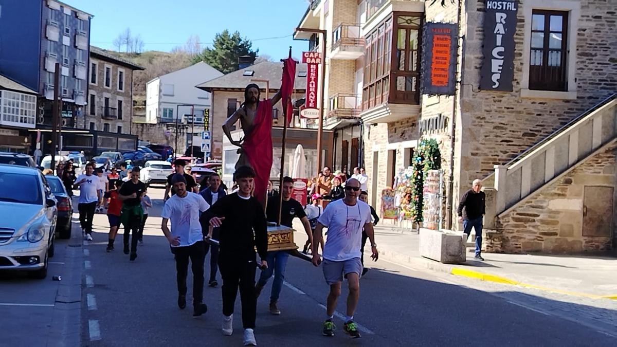 GALERÍA | El Cristo Resucitado "Pincha Tajadas", a la carrera por Puebla de Sanabria
