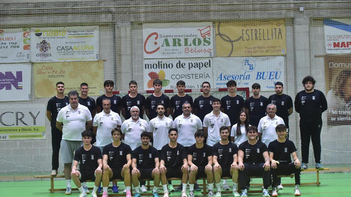 Fotografía oficial de la plantilla y cuerpo técnico del Bueu Atlético 2026-2027.