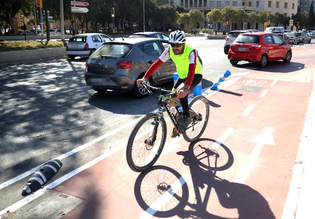 Un ciclista circula por un carril bici de la capital malagueña.