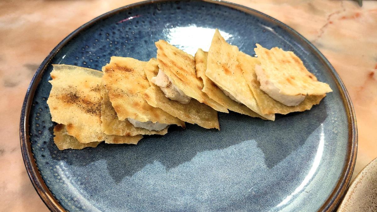 El bacalao ‘mantecato’ con pan 'carasau' de Bacaro.