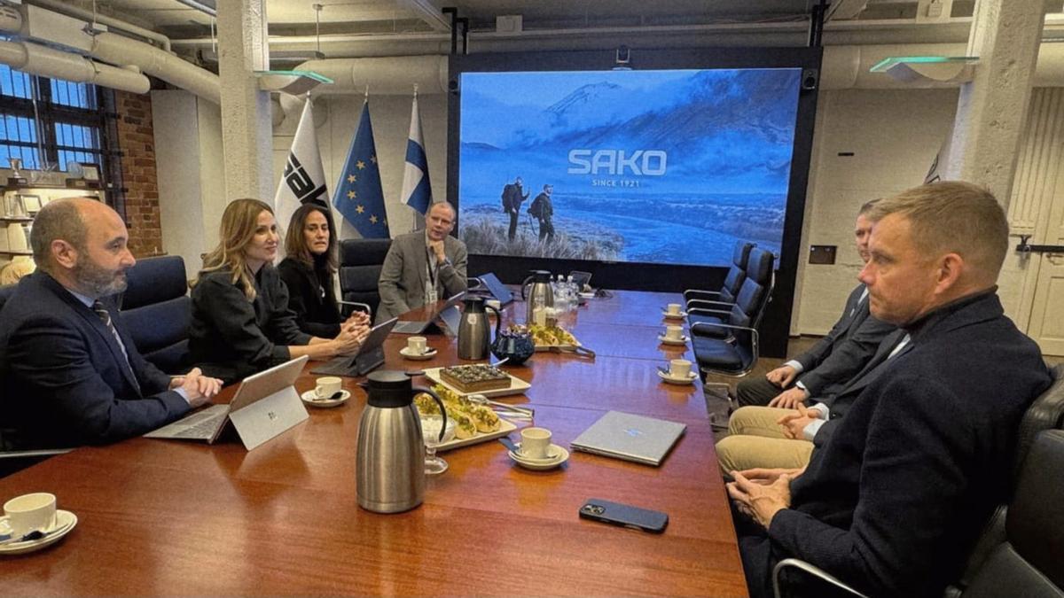 Reunión de la delegación murciana, con la consejera Marisa López Aragón al frente, en la sede de Sako con los representantes de la fábrica de armamamento finlandesa.