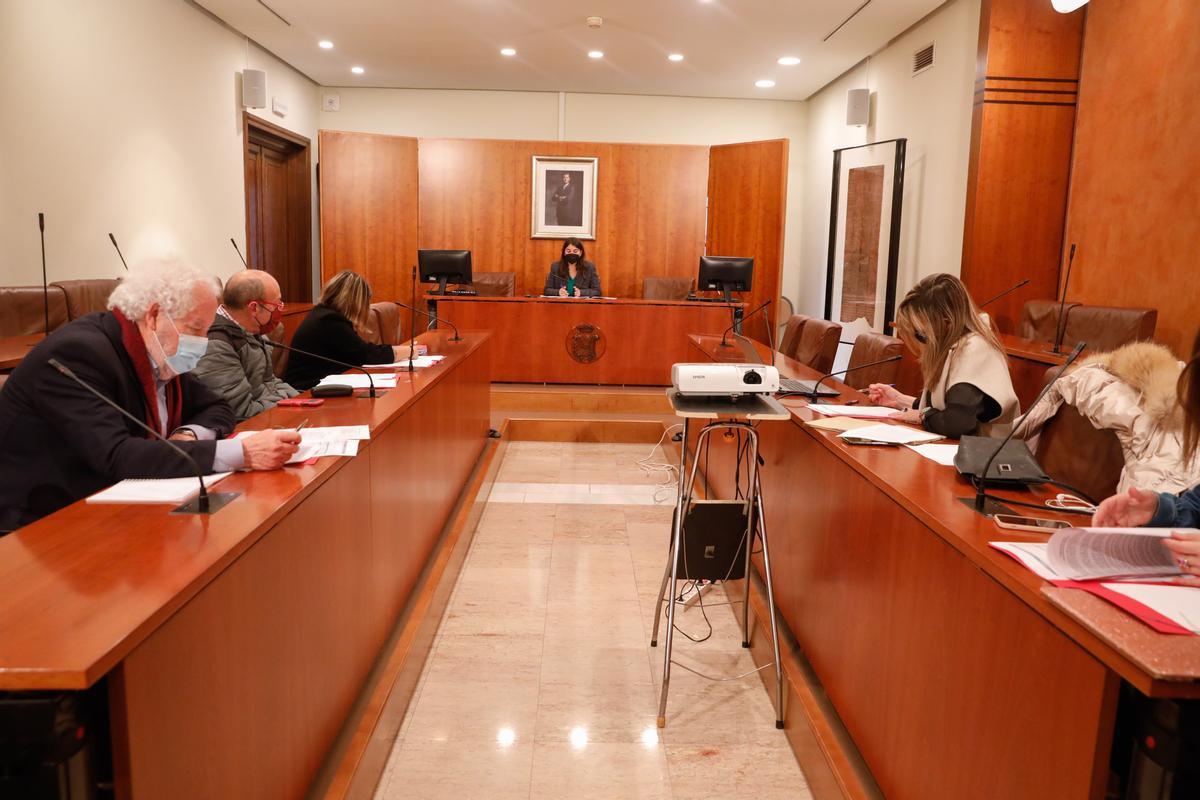 Raquel Ruiz presenta a la oposición el anteproyecto del presupuesto de Avilés de 2022.