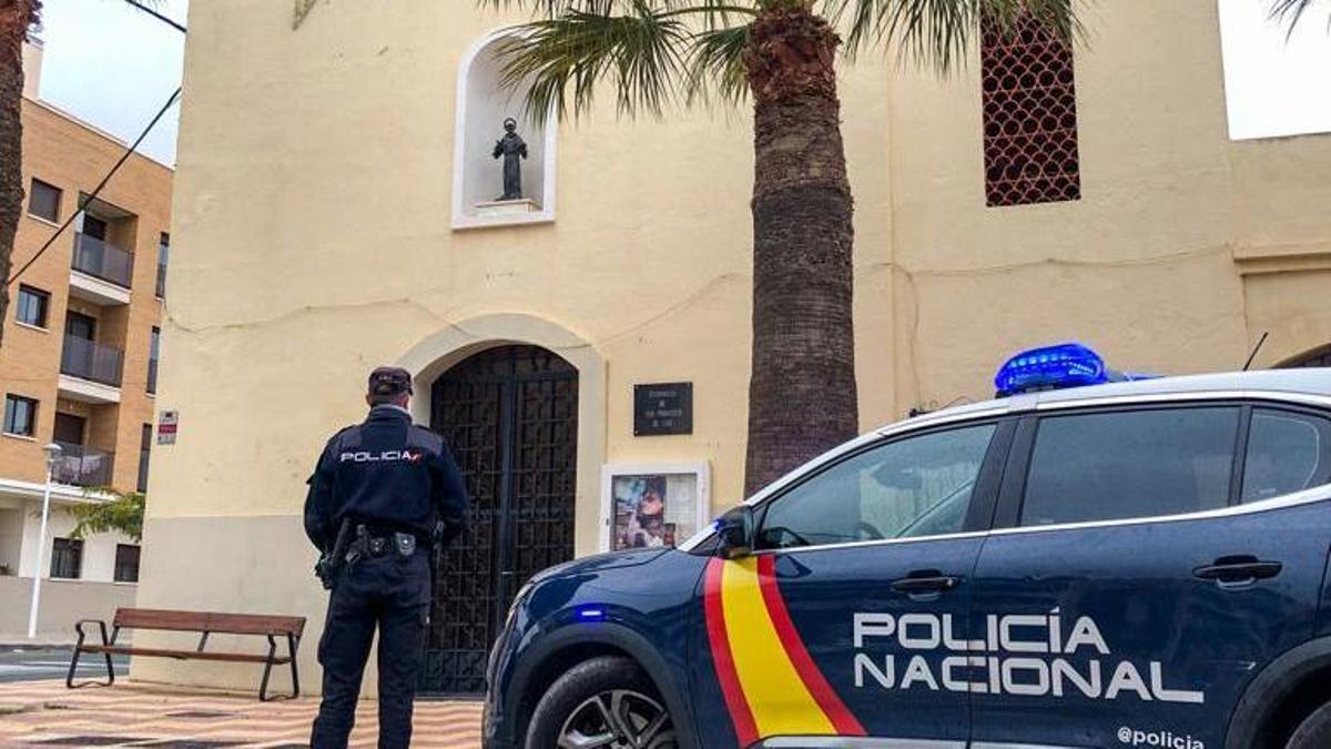 Una patrulla de la Policía Nacional frente a la parroquia de San Francisco de Asís en El Altet