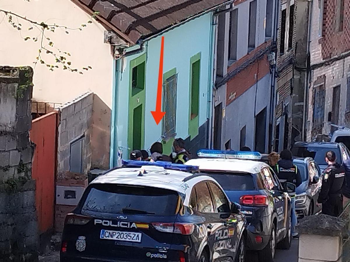 El acusado, señalado con una flecha, entrando en la casa para la reconstrucción del crimen junto a la Policía y autoridades juiciales.