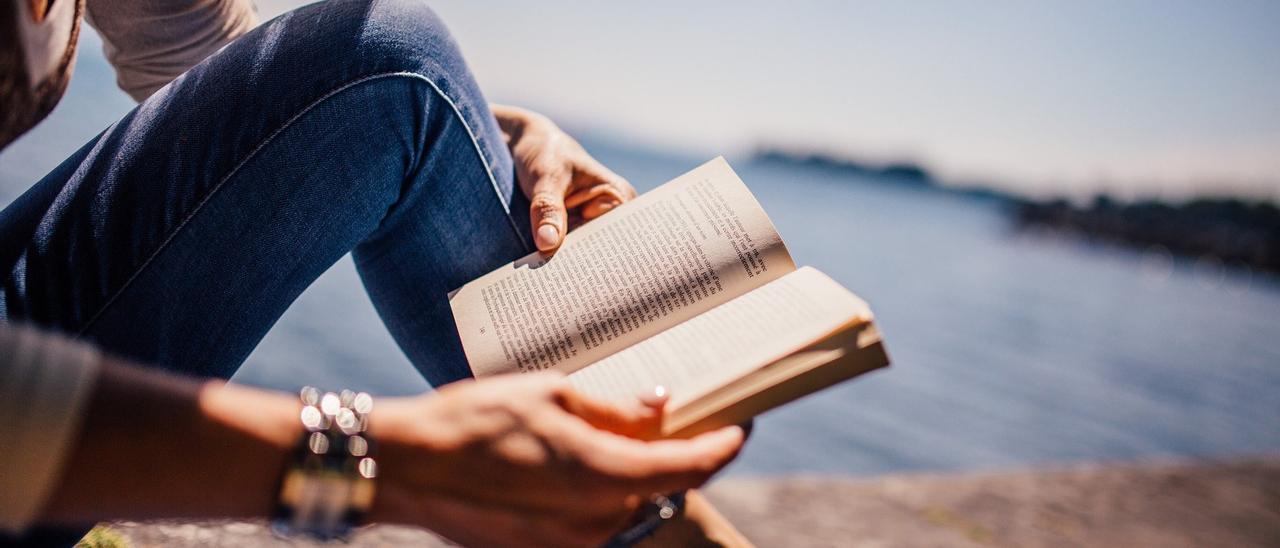 Mujer leyendo un libro.