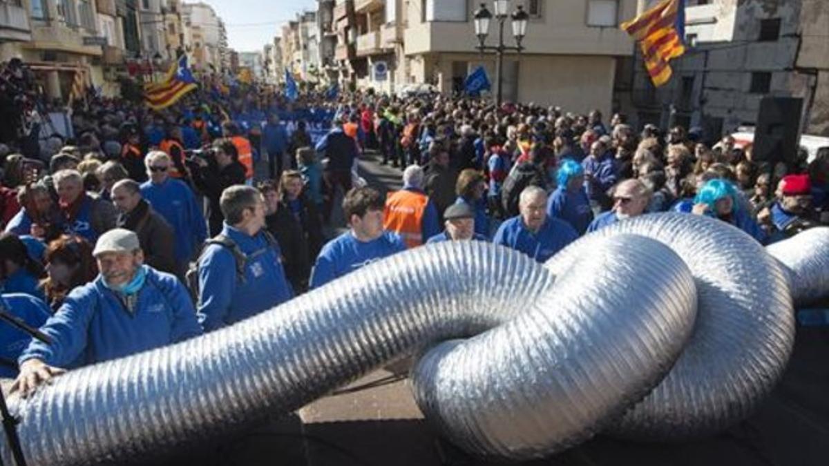 Marea azul 8Manifestación contra el trasvase del Ebro en Amposta, ayer.