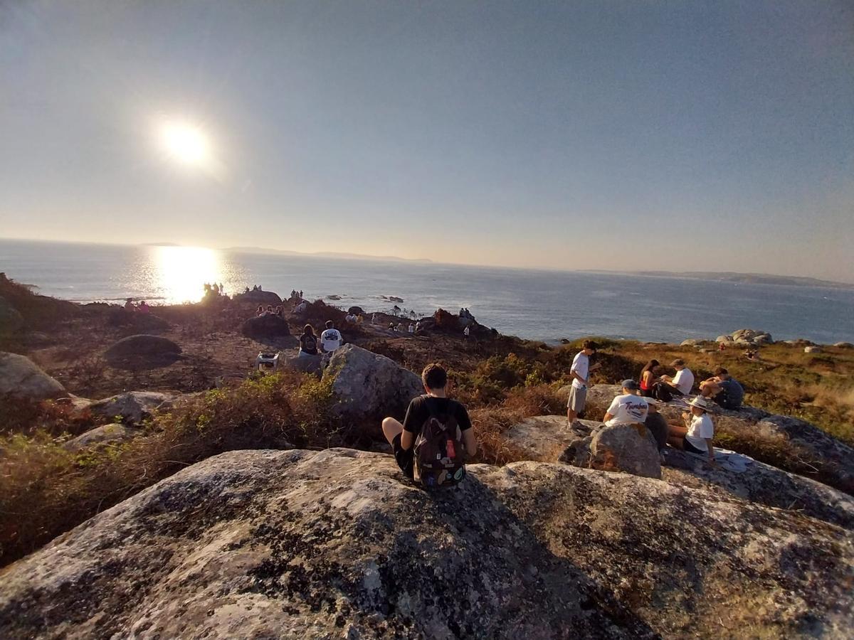 Vecinos y visitantes en Cabo Udra para el eclipse solar. Vecinos y visitantes en Cabo Udra para el eclipse solar.