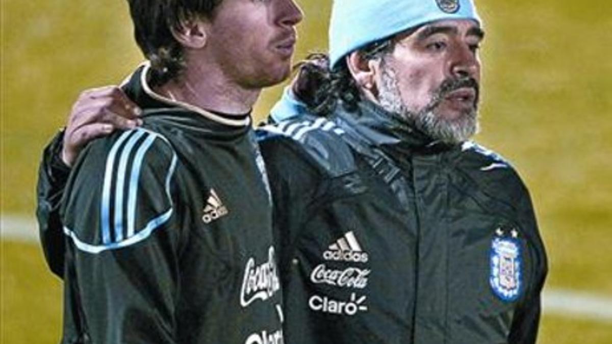 Messi y Maradona, en el Mundial de Sudáfrica 2010.