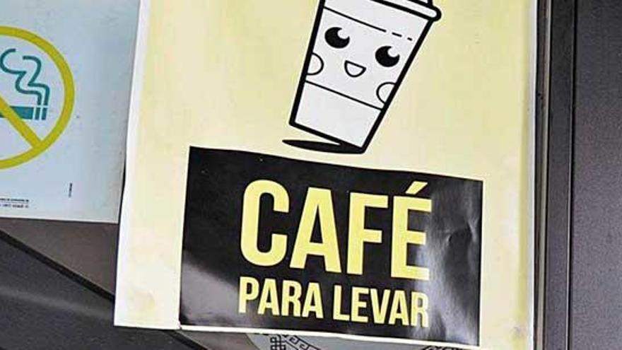 Un local con carteles que anuncian el servicio para llevar.